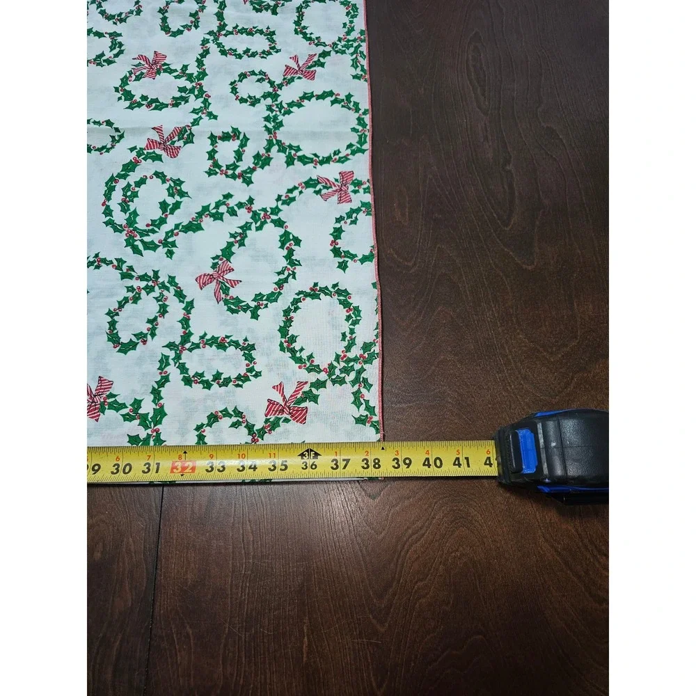 Vintage Christmas Tablecloth Holly Berry Wreath Red Bows Scalloped Edge 76x56